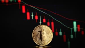 Een afbeelding van een bitcoin (BTC) munt met op de achtergrond een dalende koers