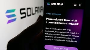 Een afbeelding van het Solana netwerk met op de achtergrond het logo van Solana en de munt SOL Een afbeelding van het Solana netwerk met op de achtergrond het logo van Solana en de munt SOL