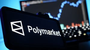 Een afbeelding van het logo van polymarket met op de achtergrond een grafiek Een afbeelding van het logo van polymarket met op de achtergrond een grafiek