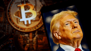 Trump met een bitcoinmunt Trump met een bitcoinmunt