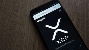 Foto van XRP en Ripple logo's op mobiel XRP verlässt massenhaft die Börsen: „Historisches Signal für Anstieg“