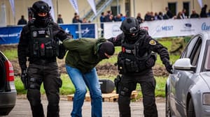 Politie pakt persoon op Politie pakt persoon op
