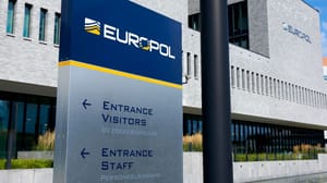 Een afbeelding van de ingang van het Europol hoofdkantoor in Den Haag, die in heel de EU opereert Een afbeelding van de ingang van het Europol hoofdkantoor in Den Haag, die in heel de EU opereert