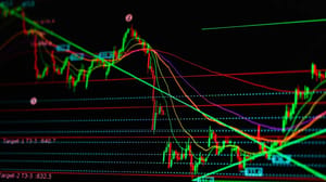 Een afbeelding van een volatiele koers met een hele reeks aan technische indicatoren van de prijs van het aandeel of de crypto