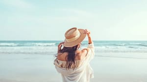 Een afbeelding van een vrouw bij een strand in de zomer die aan het genieten is van haar vakantie Een afbeelding van een vrouw bij een strand in de zomer die aan het genieten is van haar vakantie