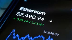 Een afbeelding van ethereum (ETH) met daarbij een grafiek van de koers die gestegen is Een afbeelding van ethereum (ETH) met daarbij een grafiek van de koers die gestegen is