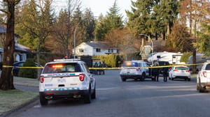Politie met auto's en een SWAT team bij een huis in de suburbs van British Columbia Politie met auto's en een SWAT team bij een huis in de suburbs van British Columbia