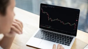 Een afbeelding van crypto koers die plotseling een forse crash met een diepe rode candle laat zien Een afbeelding van crypto koers die plotseling een forse crash met een diepe rode candle laat zien