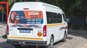 Een afbeelding van een busje in zuid afrika met een advertentie van bitcoin Een afbeelding van een busje in zuid afrika met een advertentie van bitcoin