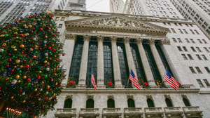 Een afbeelding van een kerstboom naast de New York Stock Exchange Een afbeelding van een kerstboom naast de New York Stock Exchange