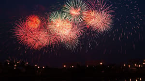 Een afbeelding van vuurwerk van het nieuwe jaar tijdens oud en nieuw
