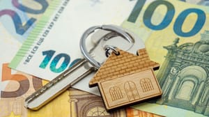 Shutterstock_2508290525 Britischer Politiker kauft Haus für 1, 5 Millionen Euro nach Krypto-Spende in Millionenhöhe