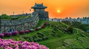 Een afbeelding van een fort in zuid korea met een skyline op de achtergrond Een afbeelding van een fort in zuid korea met een skyline op de achtergrond
