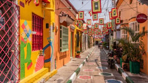 Een afbeelding van een kleurrijke straat in Colombia Een afbeelding van een kleurrijke straat in Colombia