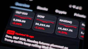 Een afbeelding van een mobiele telefoon met daarop verschillende indexes en tabs met aandelen, crypto en prive, die allemaal hard aan het dalen zijn (crash), rood