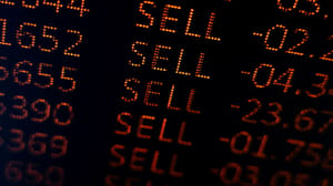Een afbeelding van een scherm met marktdata waarop een crypto of aandeel sterk verkocht wordt Een afbeelding van een scherm met marktdata waarop een crypto of aandeel sterk verkocht wordt