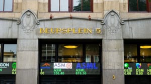 Een afbeelding van het beursplein in Amsterdam Un año bursátil lleno de shocks termina en positivo: Dura lección