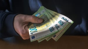 Man geeft honderden euros weg Un hombre vende su empresa y da a 540 empleados cientos de miles de euros