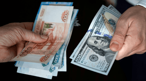 Man ruilt Russische roebel om voor dollars Man ruilt Russische roebel om voor dollars