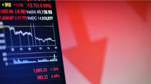 Een afbeelding met marktdata en een rode pijl die een crash impliceert Se desploma la confianza en la “primavera cripto” por inflación