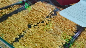 Een winkel met gouden sieraden om te kopen als investering in een winkel in Bangkok Een winkel met gouden sieraden om te kopen als investering in een winkel in Bangkok