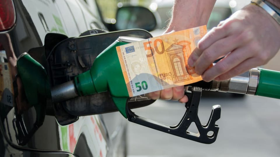 Spritpreise über 2 Euro: Wegner fordert längeren Tankrabatt