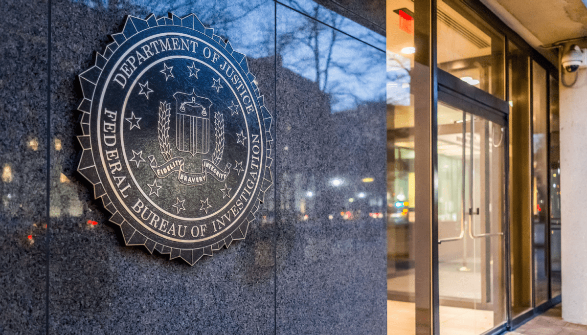 FBI opent jacht op vermiste "Cryptoqueen" met beloning van $5 miljoen FBI opent jacht op vermiste "Cryptoqueen" met beloning van $5 miljoen