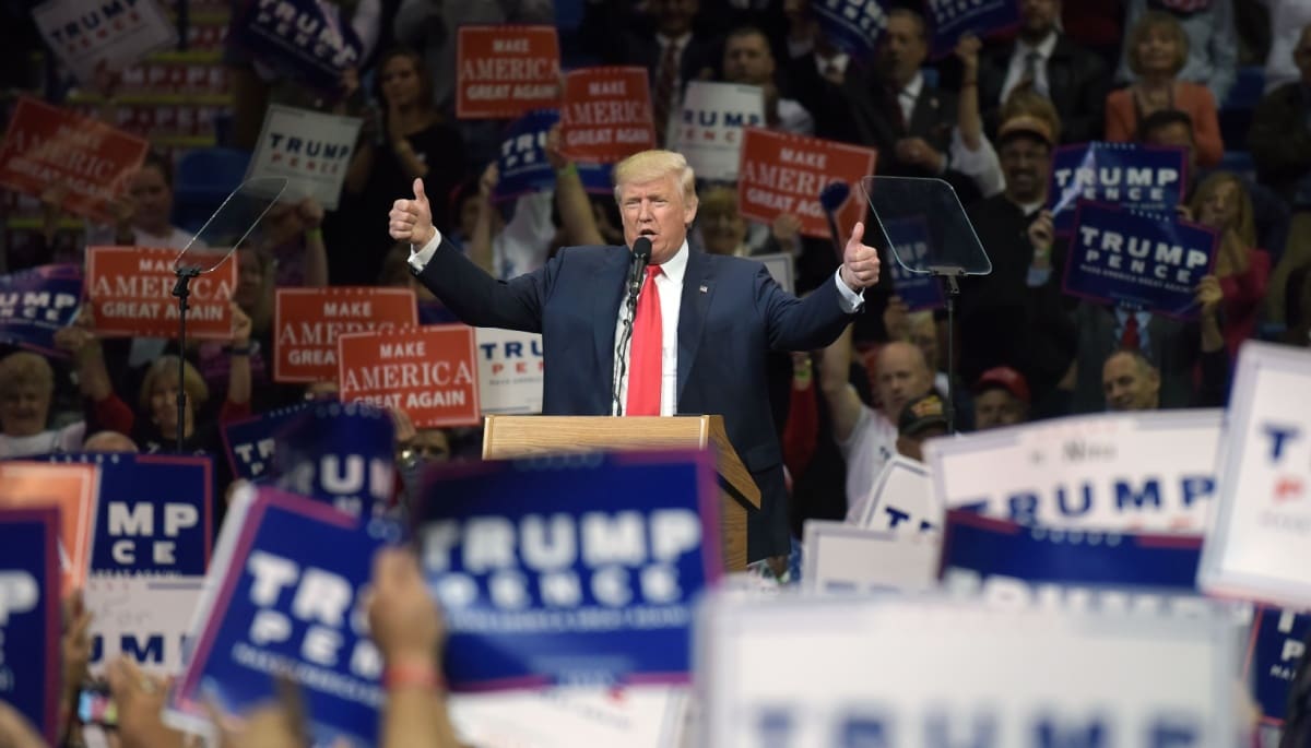 Donald-Trump-NFT-dining Ondanks rechtszaak dineert Trump met kopers van zijn NFT-collectie