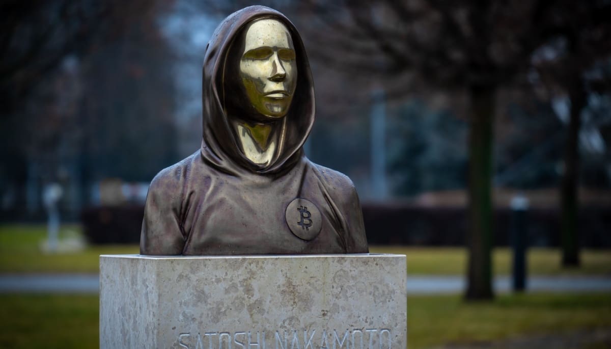 Satoshi-nakamoto-statue-budapest Rechtbank geeft eindvonnis in zaak opmerkelijke ‘bitcoin uitvinder’