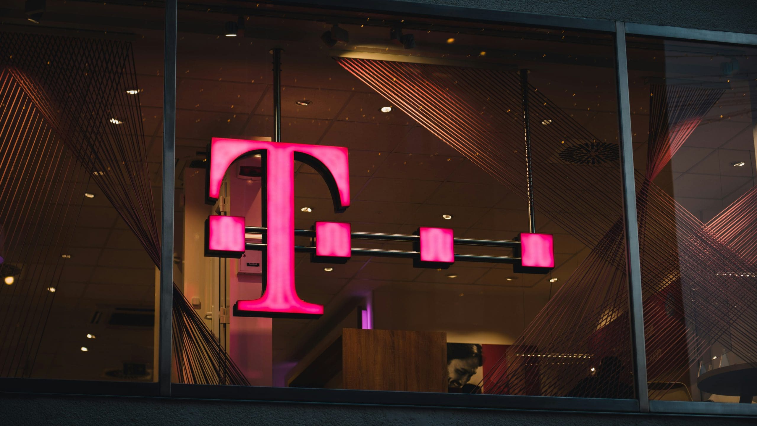 mika-baumeister-o-oqR_WmqJU-unsplash Bitcoin-Mining: Deutsche Telekom verkündet überraschende Pläne