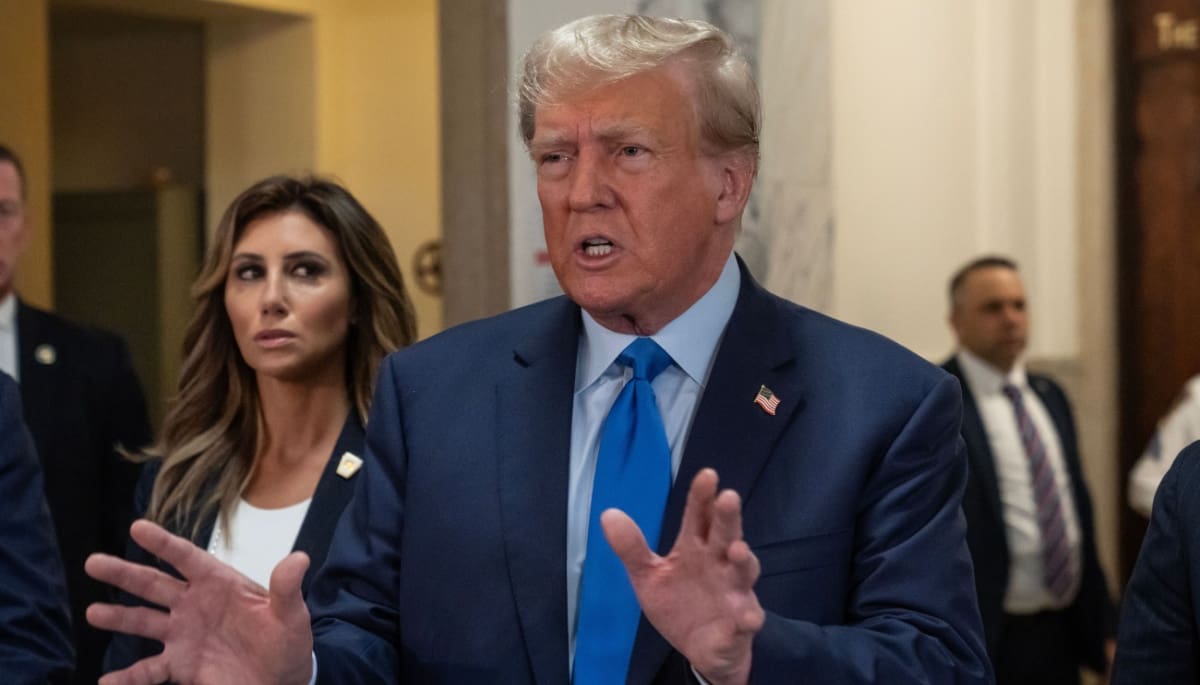 trump-waarschuwt-crypto-revolutie-china Trump praat met handgebaren