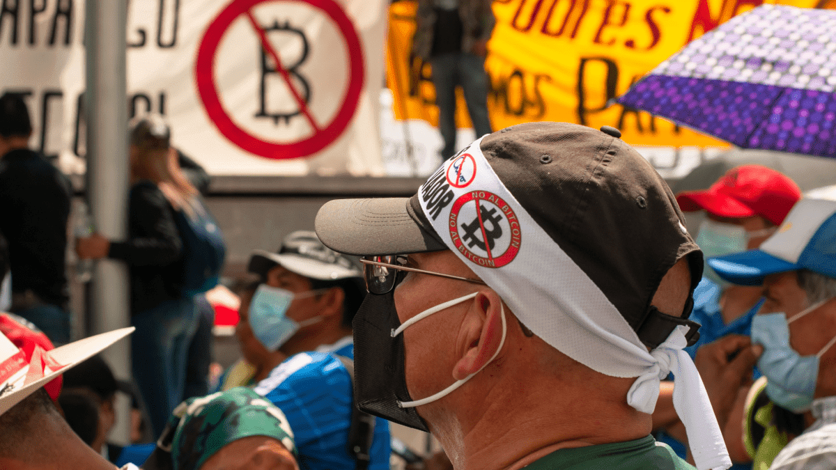 bitcoin protest el salvador Krypto-Frühstück: Markt blutet, Musk gewinnt DOGE-Fall & El Salvadors Bitcoin-Enttäuschung