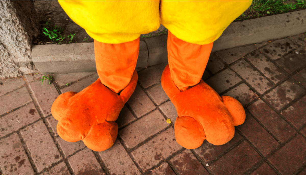 Man verdiende €1,6 miljoen door verkleed als kip de straat op te gaan Man verdiende €1,6 miljoen door verkleed als kip de straat op te gaan