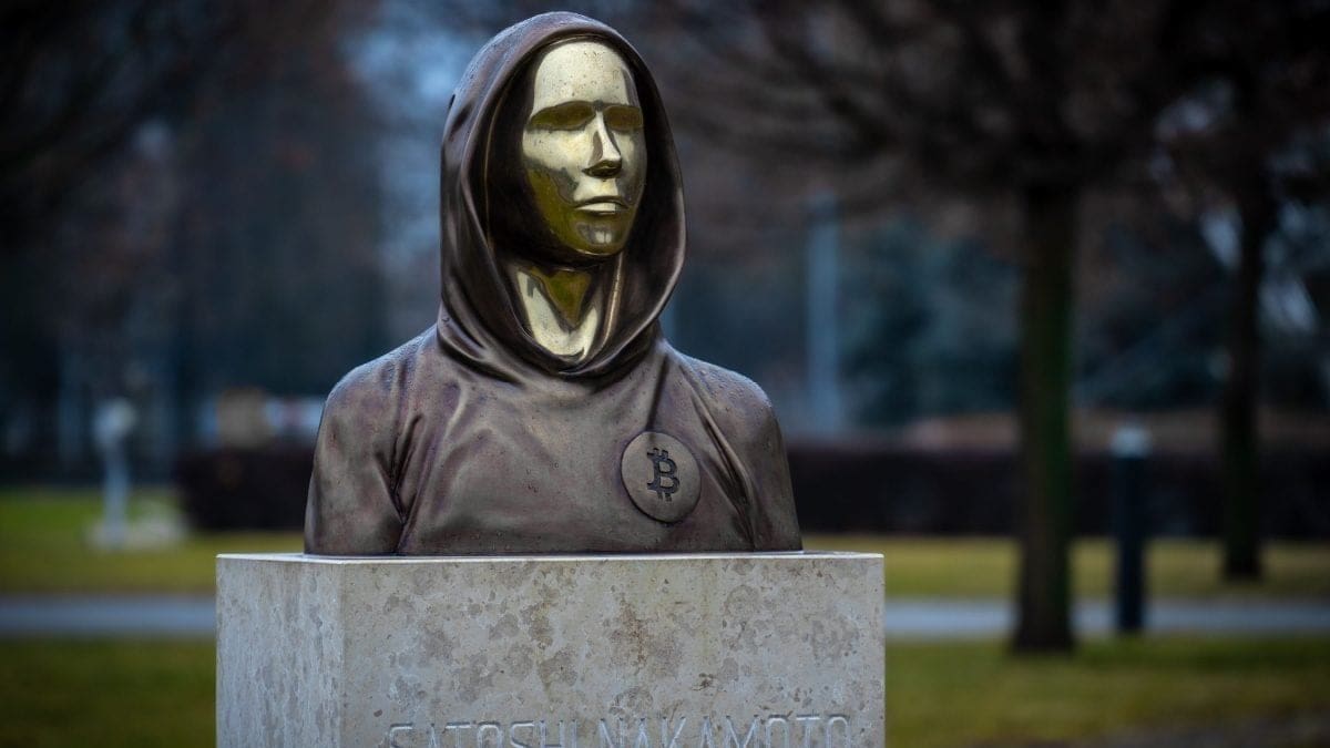 Standbeeld van Satoshi Nakamoto, de anonieme bedenker van Bitcoin