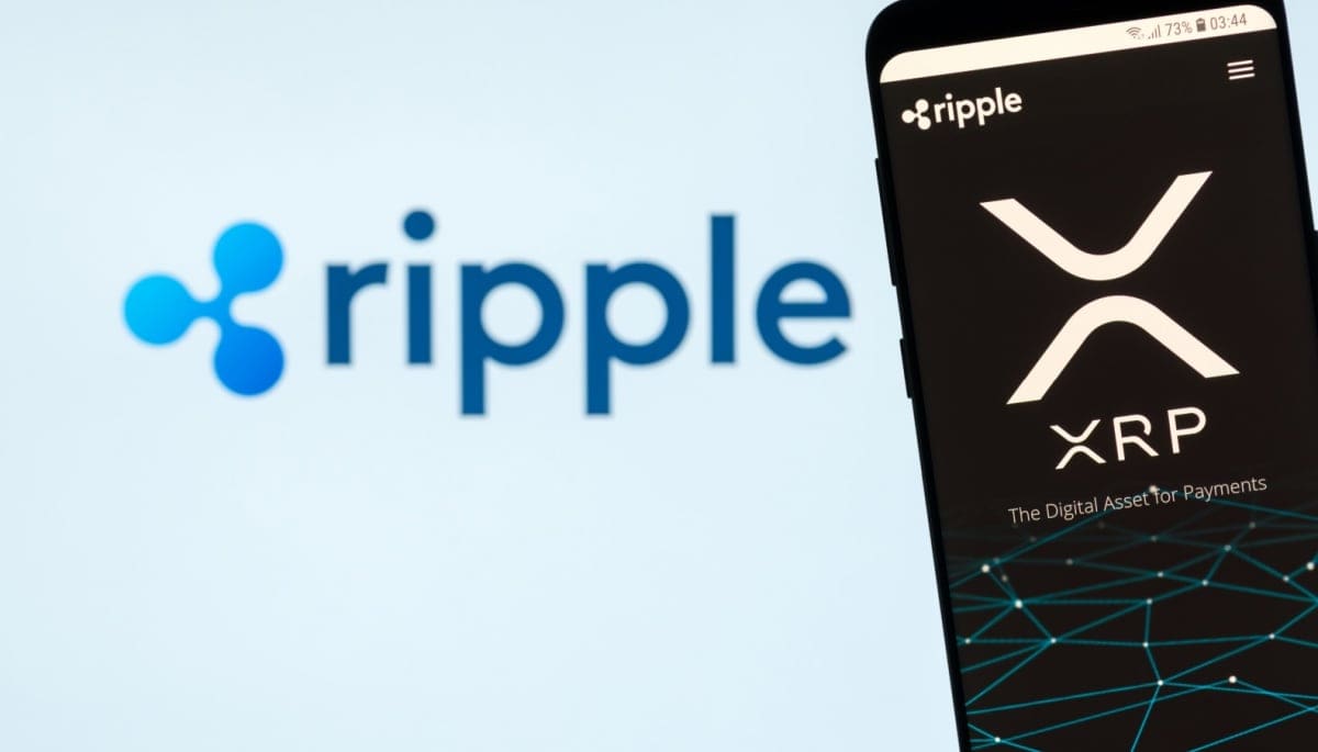 xrp price through level foto van XRP logo op een smartphone met het Ripple logo op de achtergrond