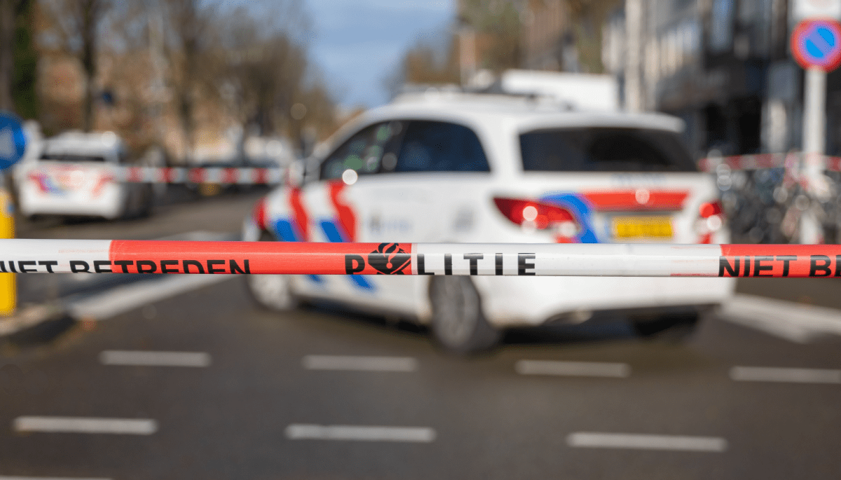 politie auto staat stil achter een afgezet gebied met politie lint.