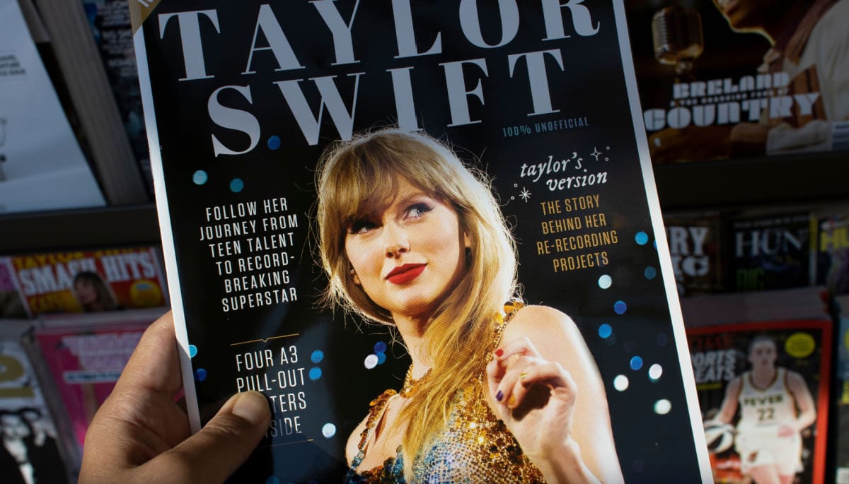 Een afbeelding van een tijdschirft met Taylor Swift op de voorgrond, tijdens een concert