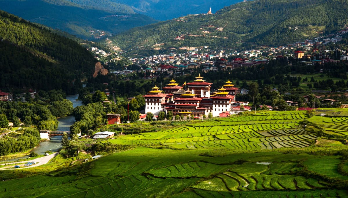 Een afbeelding van Thimphu, de hoofdstad van Bhutan, een land in Zuid-Azië dat waterkracht gebruikt om bitcoin (BTC) mee te minen