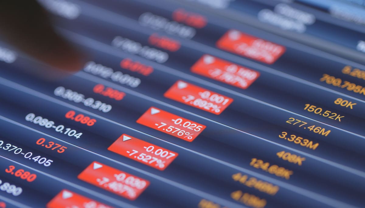 Een afbeelding van hard dalende koersen, die zowel afkomstig van de markt in aandelen als crypto zou kunnen komen, rode cijfers_koersen Een afbeelding van hard dalende koersen, die zowel afkomstig van de markt in aandelen als crypto zou kunnen komen, rode cijfers_koersen