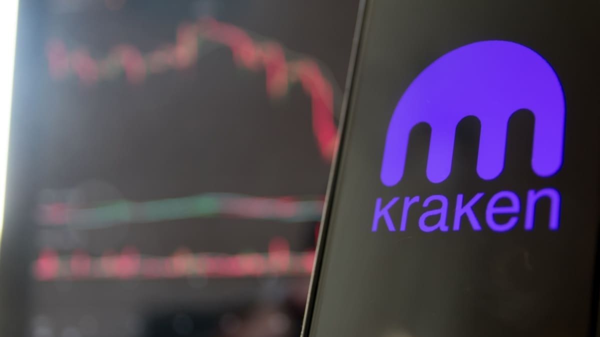 Het logo van Kraken met een grafiek op de achtergrond
