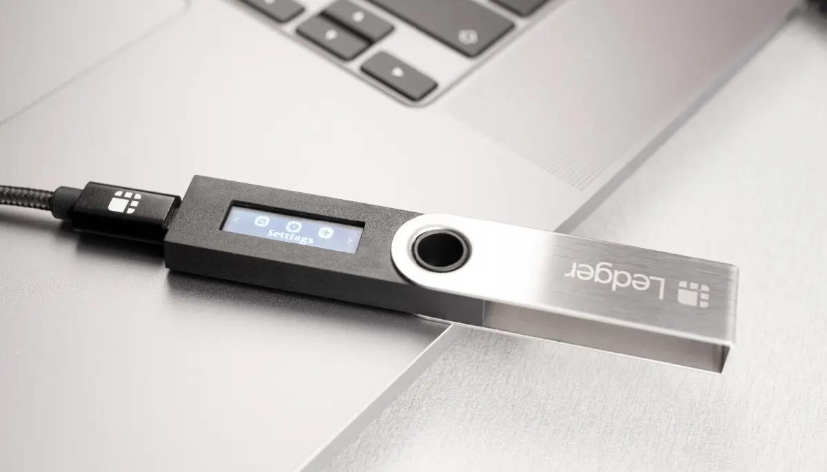 Een afbeelding van een Ledger Nano S, een bekende hardwarde wallet om crypto mee op te slaan