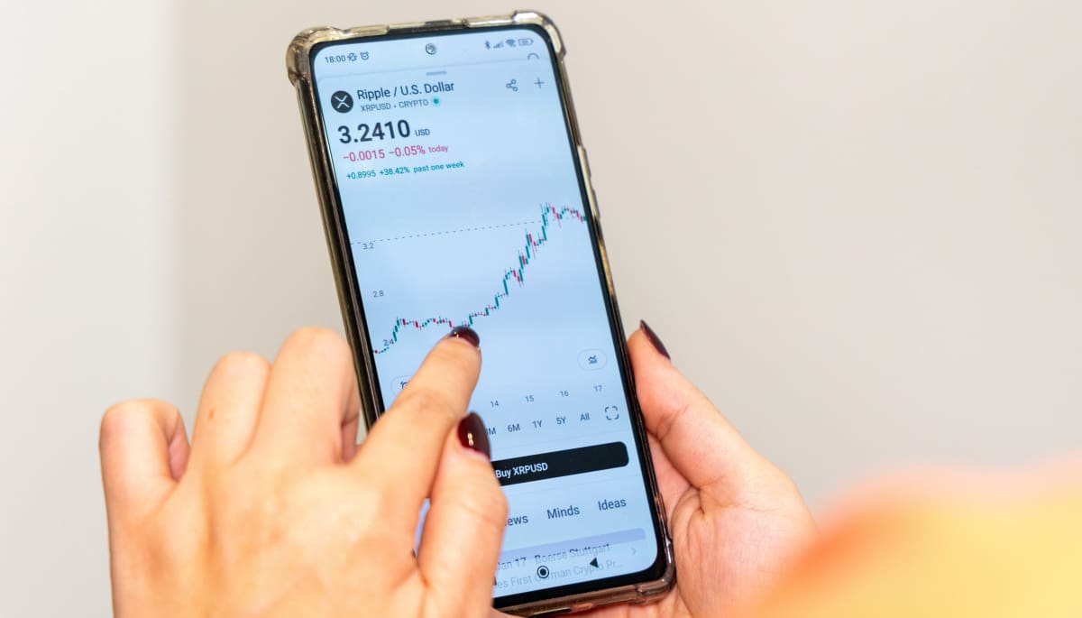 Een afbeelding van een XRP pagina op een beurs op een mobiele telefoon Een afbeelding van een XRP pagina op een beurs op een mobiele telefoon