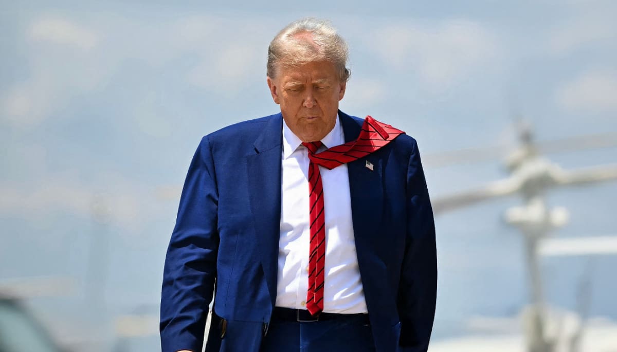Een afbeelding van de Amerikaanse president Donald Trump die wegloopt van een helikopter, richting de camera Een afbeelding van de Amerikaanse president Donald Trump die wegloopt van een helikopter, richting de camera