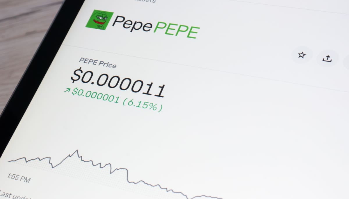 Een afbeelding van de cryptomunt pepe (PEPE) met daarbij een grafiek van een koers met een stijging, groen