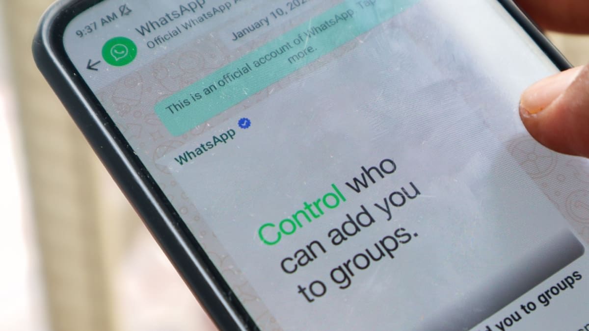 Een afbeelding van de whatsapp app met een bericht van Facebook zelf over controle Een afbeelding van de whatsapp app met een bericht van Facebook zelf over controle