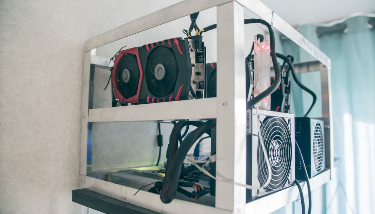 Een afbeelding van een bitcoin mining setup in de woonkamer van een solo of amateur bitcoin miner Een afbeelding van een bitcoin mining setup in de woonkamer van een solo of amateur bitcoin miner