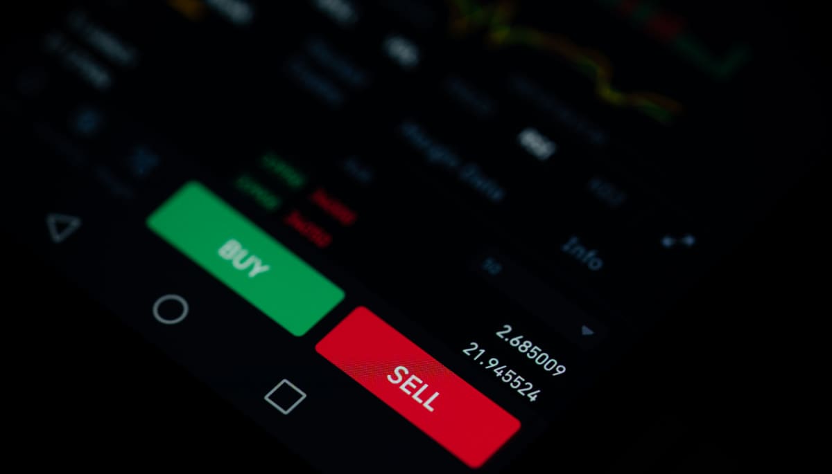 Een afbeelding van een coinpagina op een cryptobeurs waar men kan kiezen om te kopen of te verkopen Een afbeelding van een coinpagina op een cryptobeurs waar men kan kiezen om te kopen of te verkopen
