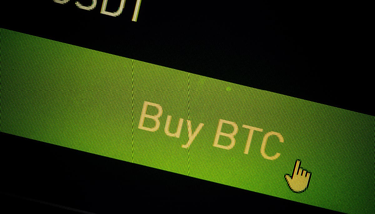 Een close up afbeelding van een 'koop bitcoin (BTC)' knop van een cryptobeurs op een beeldscherm Een close up afbeelding van een 'koop bitcoin (BTC)' knop van een cryptobeurs op een beeldscherm