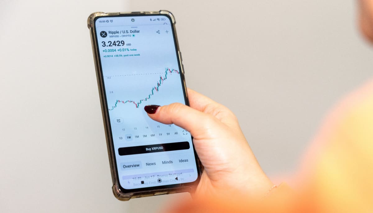 Een pagina van Ripple (XRP) op een cryptobeurs, met een bijbehorende grafiek van de XRP koers Een pagina van Ripple (XRP) op een cryptobeurs, met een bijbehorende grafiek van de XRP koers