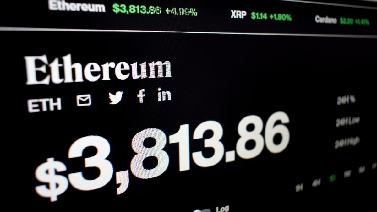 Een pagina van ethereum (ETH) crypto pagina met een prijs Een pagina van ethereum (ETH) crypto pagina met een prijs